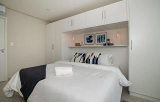 Chic Urban Flat walk to Malls with Pool and Gym - 9
