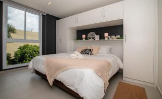 Modern Business Stay with Work Desk Pool and Gym - 9