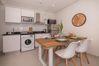Stylish Hub Near Dining and Malls with Pool&Gym - 5