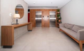 Cozy Apt with Work Desk Balcony Pool and Gym - 5