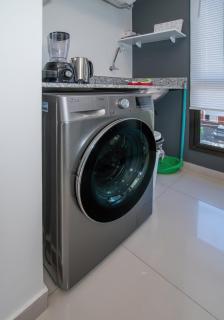 Spacious Oasis with Balcony Kitchen Near Malls - 1