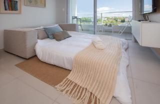 Charming Apt with City View Workspace Pool&Gym - 5