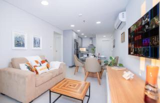 Stylish Apt with Balcony Pool & Gym City Views - 0