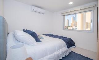 Stylish Apt with Balcony Pool & Gym City Views - 3