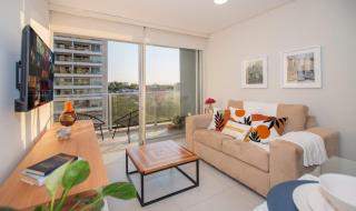 Stylish Apt with Balcony Pool & Gym City Views - 2