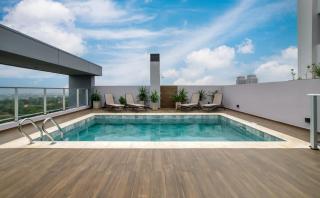 Stylish Apt with Balcony Pool & Gym City Views - 1