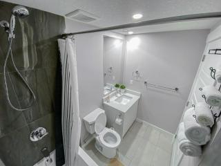 New stylish & homely 2 bdrm suite-10min to Airport - 7