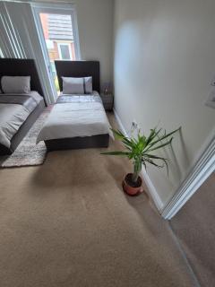 Elegant Guest Room Retreat in West Midlands - 9