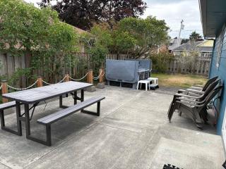 Beach getaway - sunny patio modern kitchen fast WiFi - walk to ocean dogs ok - 6