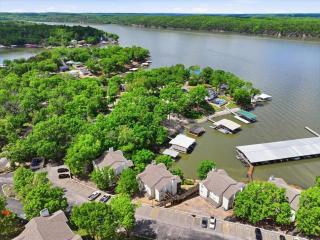 NEW! Lakefront Home -Amazing Dock -22mm -Sleeps 18 - 1