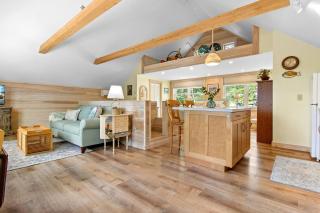 Riverbend Perch - River-view retreat for 2 with kitchen, patio, AC, Wi-Fi - 5