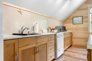 Riverbend Perch - River-view retreat for 2 with kitchen, patio, AC, Wi-Fi - 1