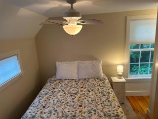 Birdsong Carriage House: Cozy 1BR near Acadia and downtown Bar Harbor - Bar Harbor - 1