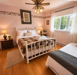 2 beds in a private room A with a free parking -15 min from downtown - 2