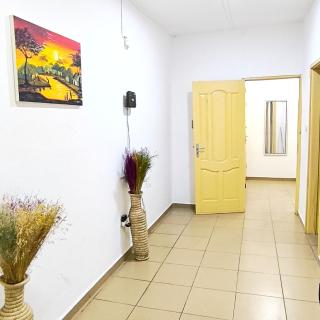 DeLuxe Appart chambre salon 1er étage wifi gratuit centre ville Hedzranawoe - 2
