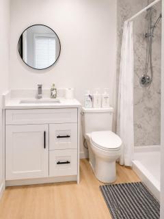 Private Queen Room with Private Bathroom Near Steveston - 3