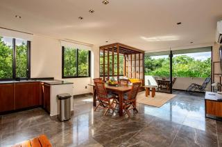 Modern 1BR Jungle View Retreat in Humana with Rooftop Pool - 8
