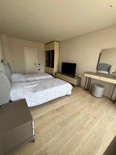 Sea Breeze Premium 2-BR Family Apartment with Pool View - 4