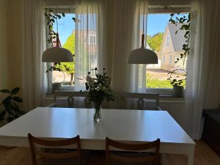 Central sekelskiftesvilla med mysig trädgård - 3