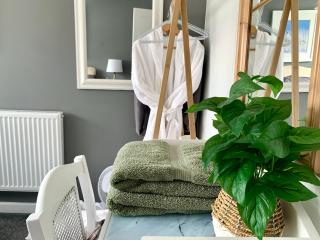 Private small double with ensuite & parking in central Bridport - 7