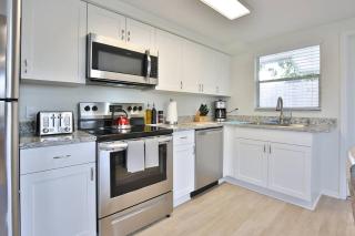 Cute 2 bedroom home close to it all - 8