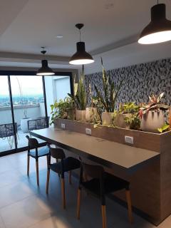 Studio luminoso con balcón, vista abierta y cochera opcional - 1