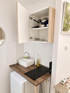 Small Cozy Loft Studio with small private Kitchenette and Shower - 6