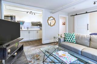 Modern Apartment in a Trendy Neighbourhood - 4