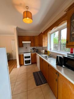 4 Bedroom Haven 10 mins walk to beach - 2