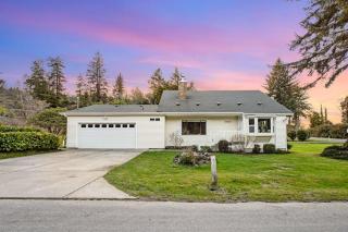 Dog-friendly home with Siuslaw River views fireplace & WiFi - near beach & town - 0