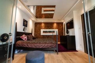 Design-Led 3-Bed Home with Garden, Hot Tub, Sauna & Parking - 5