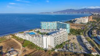 Pool-view condo near beach & golf - 1