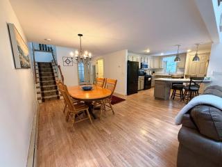 12MV Townhome in historic Maplewood Village, pool, hot tub, gym - 7