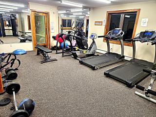 12MV Townhome in historic Maplewood Village, pool, hot tub, gym - 6