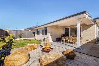 Palm Cove - Tranquil Coastal Retreat with Fire Pit - 7
