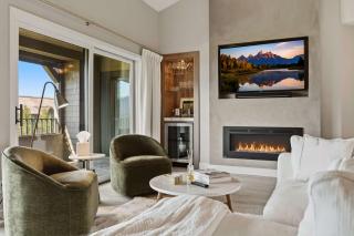 3 BR Penthouse with Lake Views Near Gozzer - 0