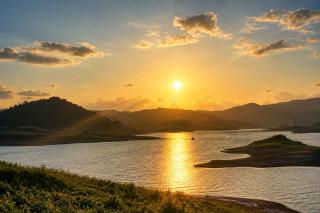 Elee Villa - Waterfront Retreat with Victoria Reservoir & Mountain Views - 1