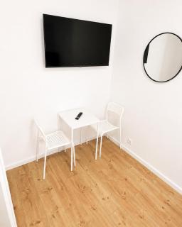 Comfortable 7BR Apartment with Garden Access - 9