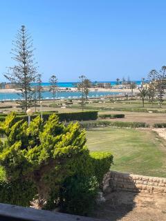 شاليه مارينا صف اول علي الشاطي Marina Chalet, first row on the beach - 2