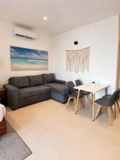 Sea-View Studio near Beach & Rooftop Pool - 3