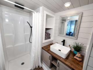 Tiny Home with Private Hot Tub, Zion Adventure Base - 4