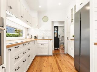 Eastside Cottage Retreat - Pet Friendly - 2