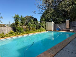 Family Retreat Pool Games BBQ Near Brisbane CBD - 4
