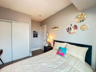 Home stay - Room with Yonge Street view and 3 Star Hotel Amenities - 6