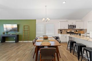 Modern 4BR Retreat Spacious Layout King Suite - 6