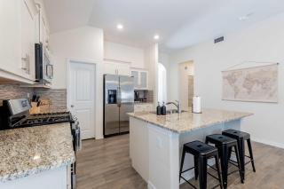 Modern 4BR Retreat Spacious Layout King Suite - 3
