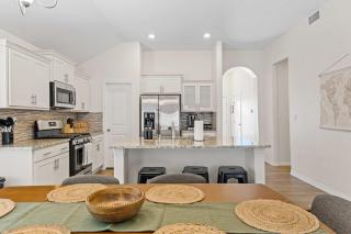 Modern 4BR Retreat Spacious Layout King Suite - 4