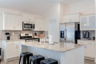 Modern 4BR Retreat Spacious Layout King Suite - 1