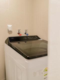 5-minute walk to Cheongdam Station,close to Gangnam and COEX, accommodates 5 people,20 minutes to Itaewon - 4