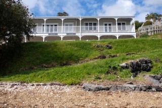Bay View 3-Bedroom Apartment Historic Beachfront Haven Restful, Charming, Unbeatable Views - 8